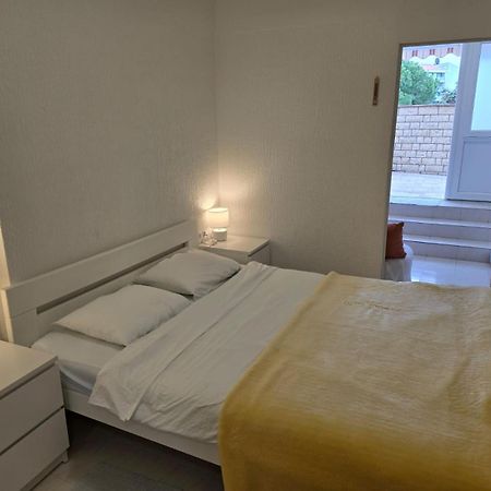 Apartment Ella Banjol Bagian luar foto