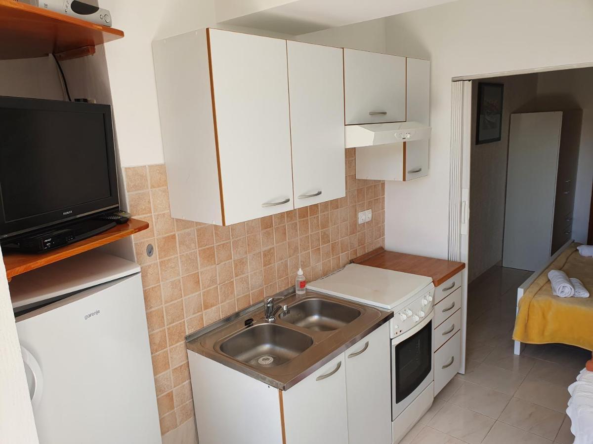 Apartment Ella Banjol Bagian luar foto