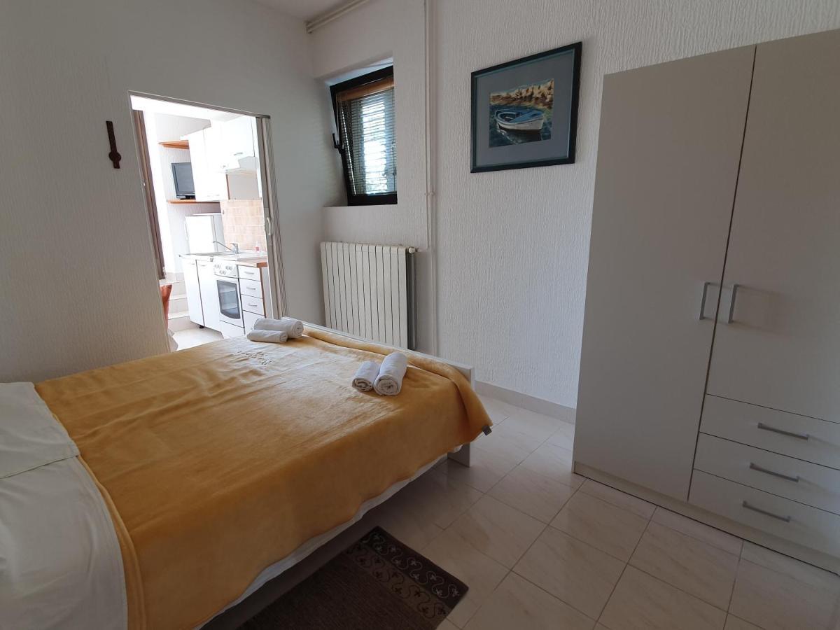 Apartment Ella Banjol Bagian luar foto