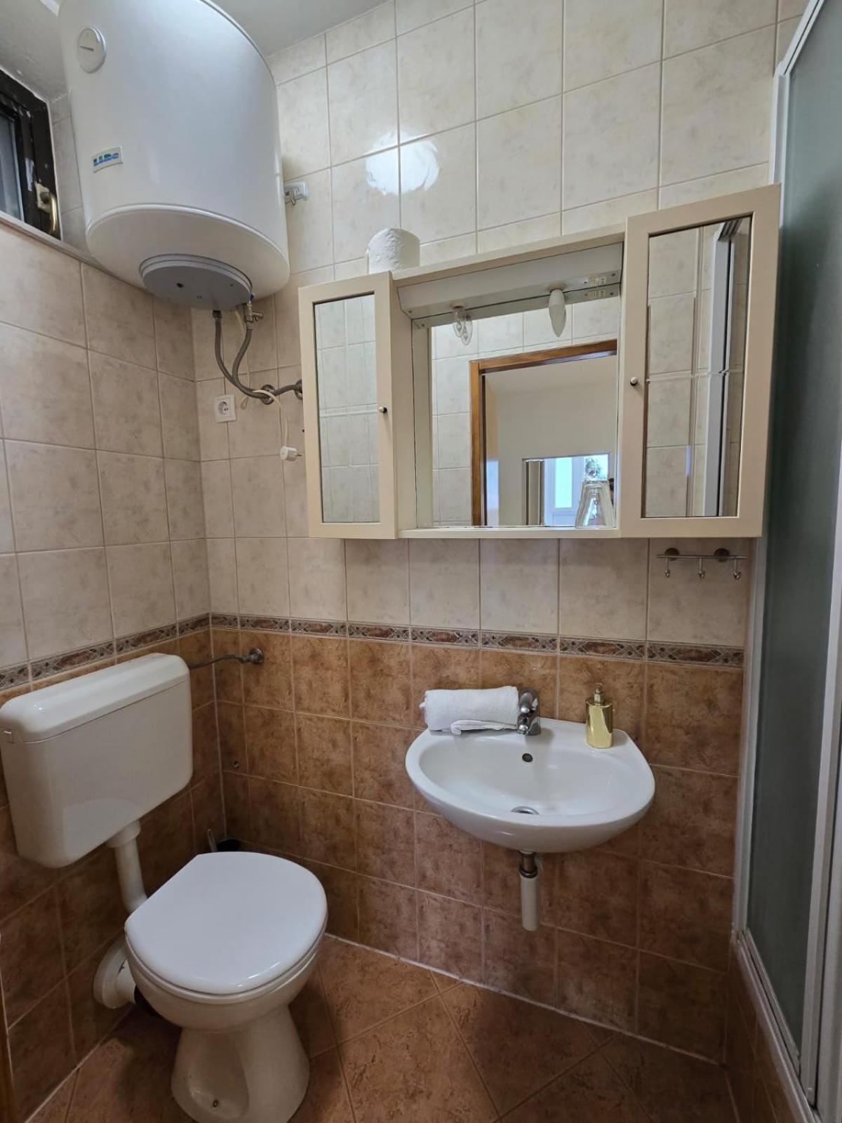 Apartment Ella Banjol Bagian luar foto