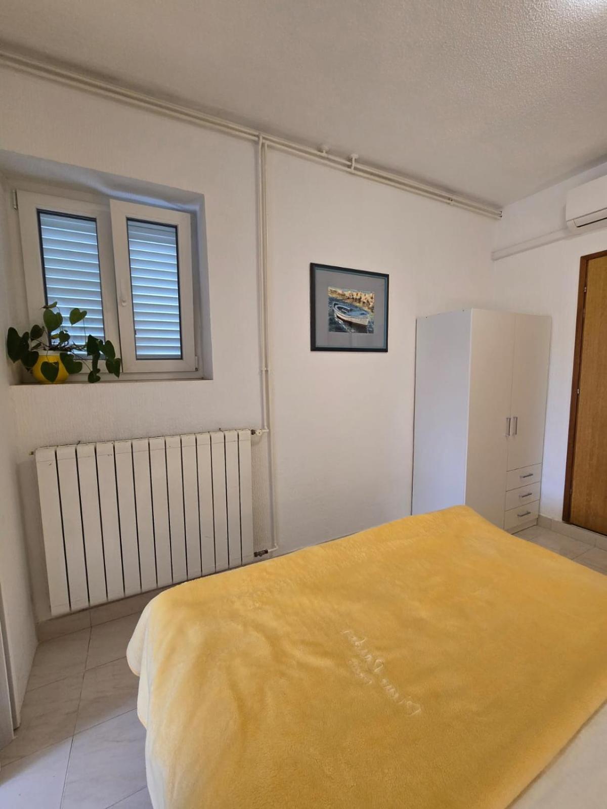 Apartment Ella Banjol Bagian luar foto