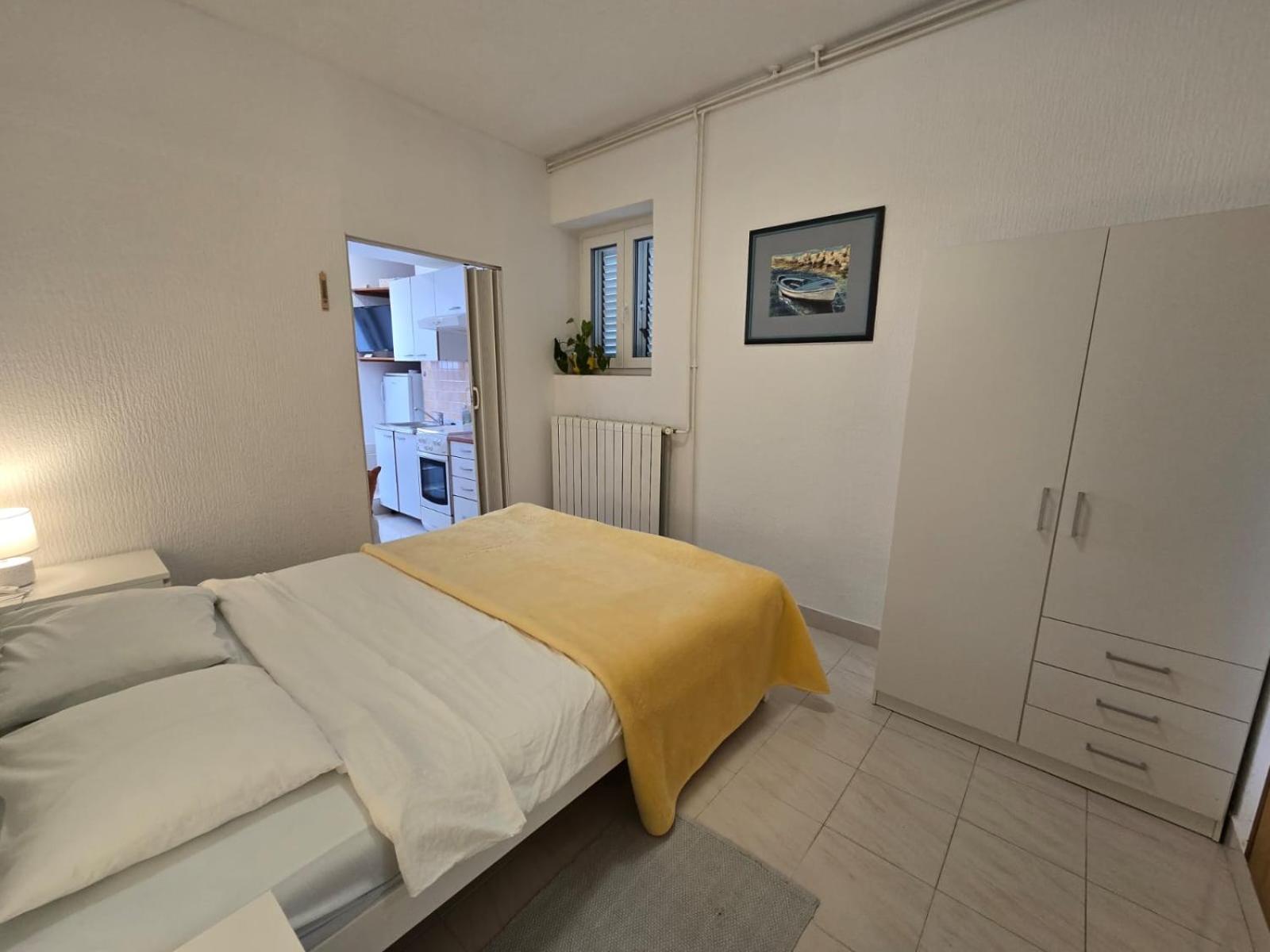 Apartment Ella Banjol Bagian luar foto