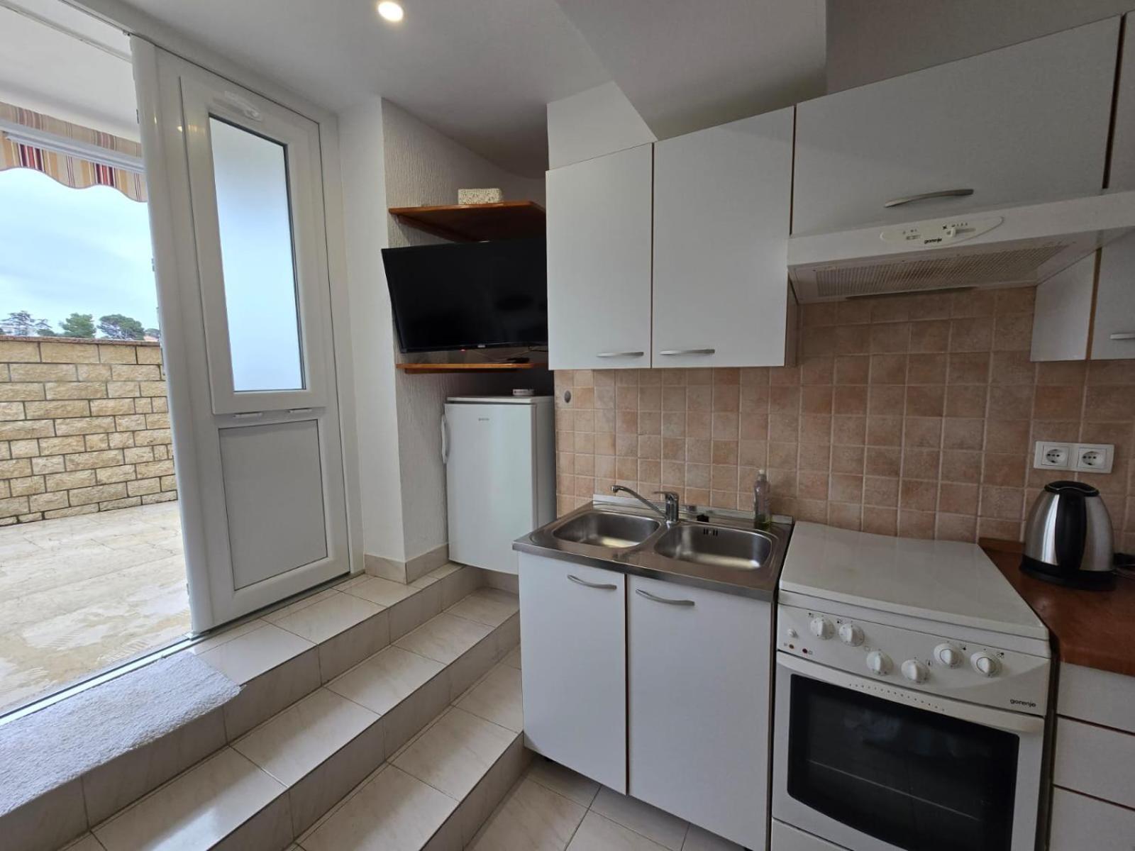 Apartment Ella Banjol Bagian luar foto