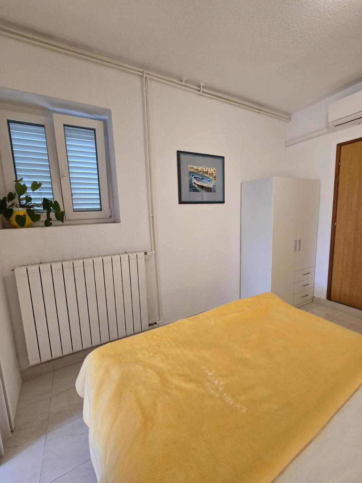 Apartment Ella Banjol Bagian luar foto