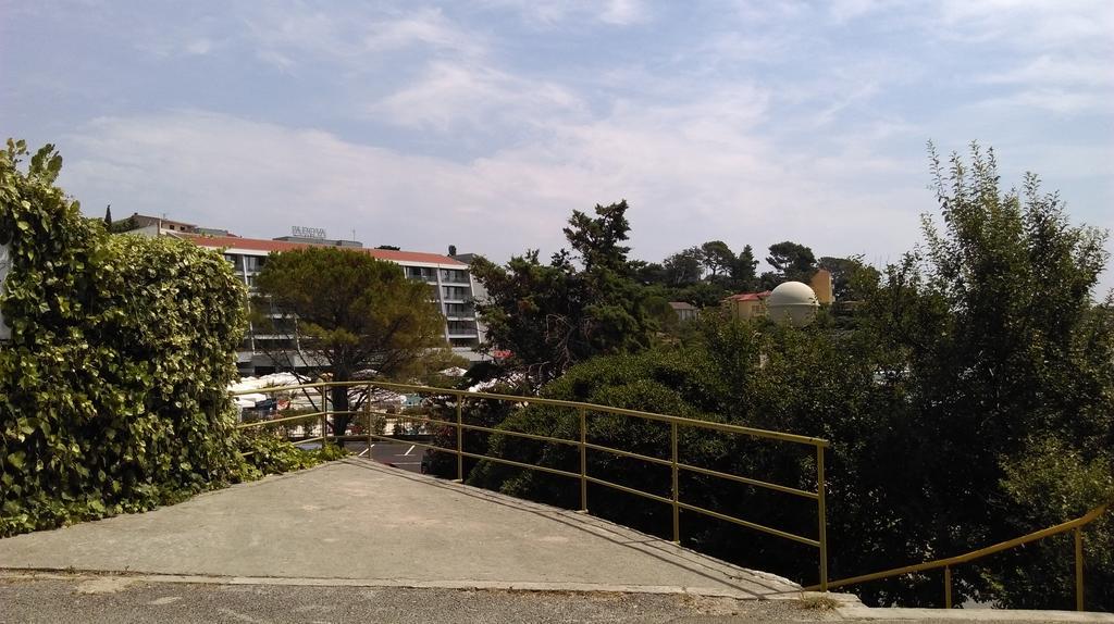 Apartment Ella Banjol Bagian luar foto